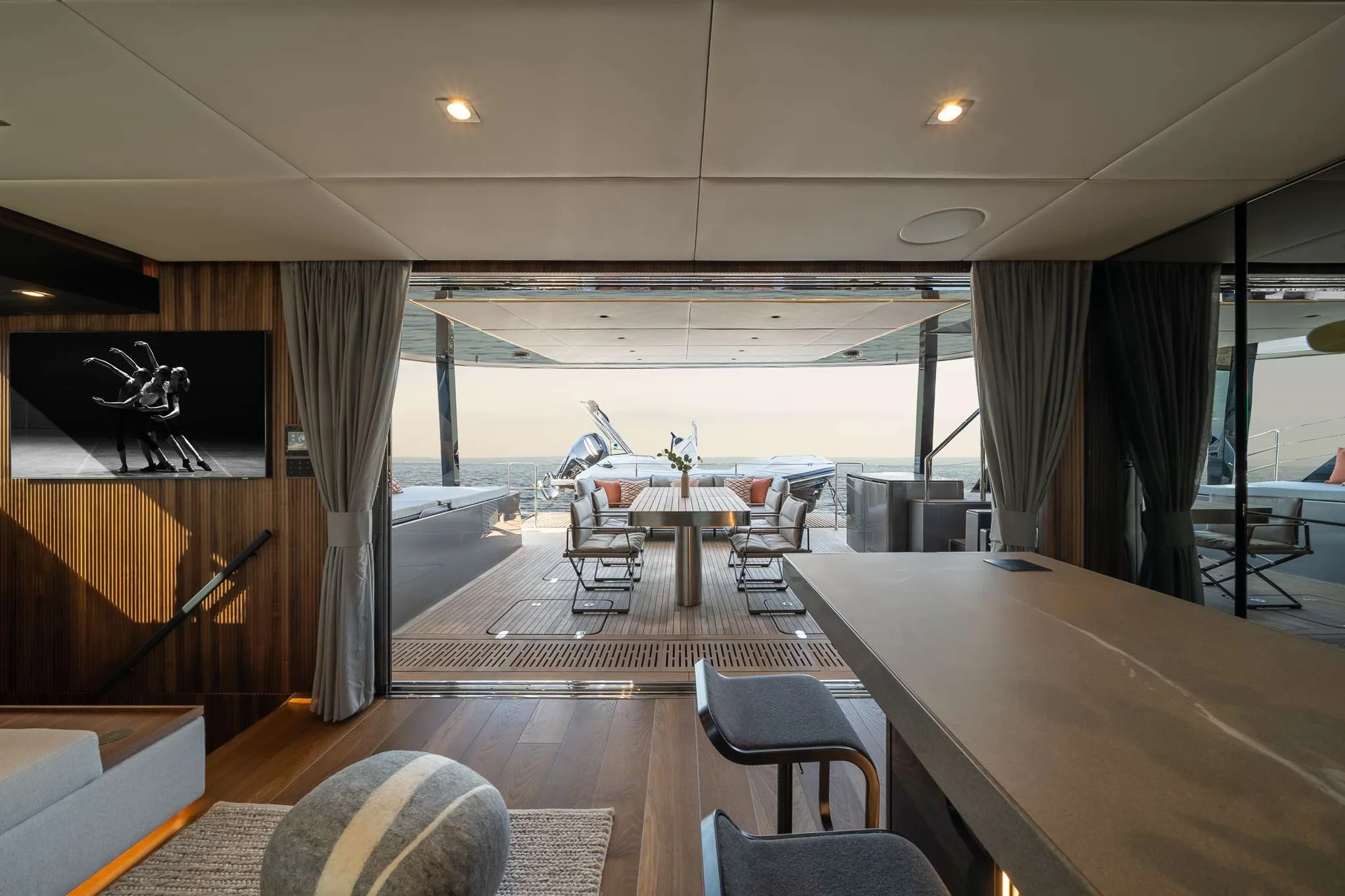 AHALYA dining table with sea view