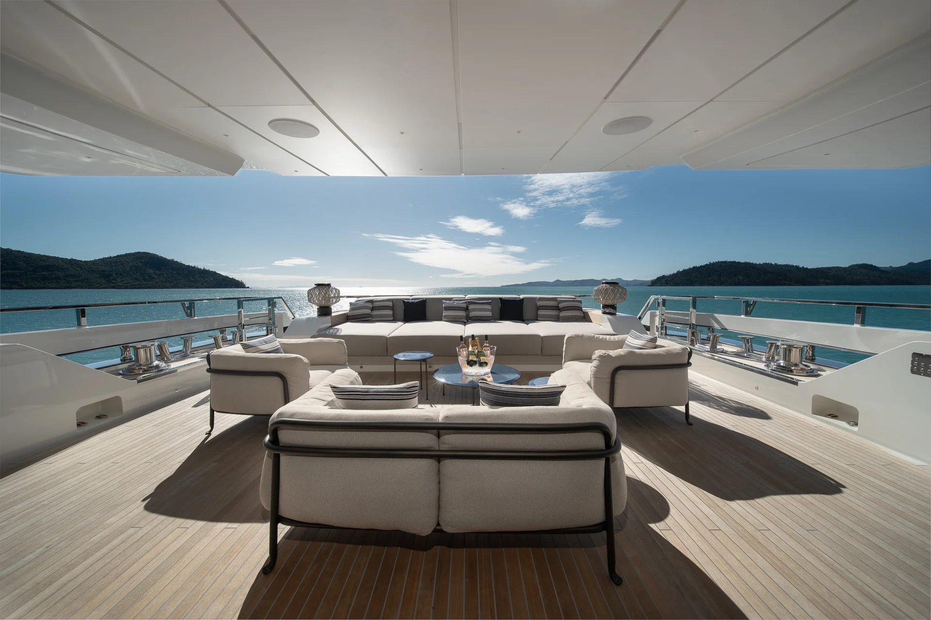 AIX — exterior & interior photo