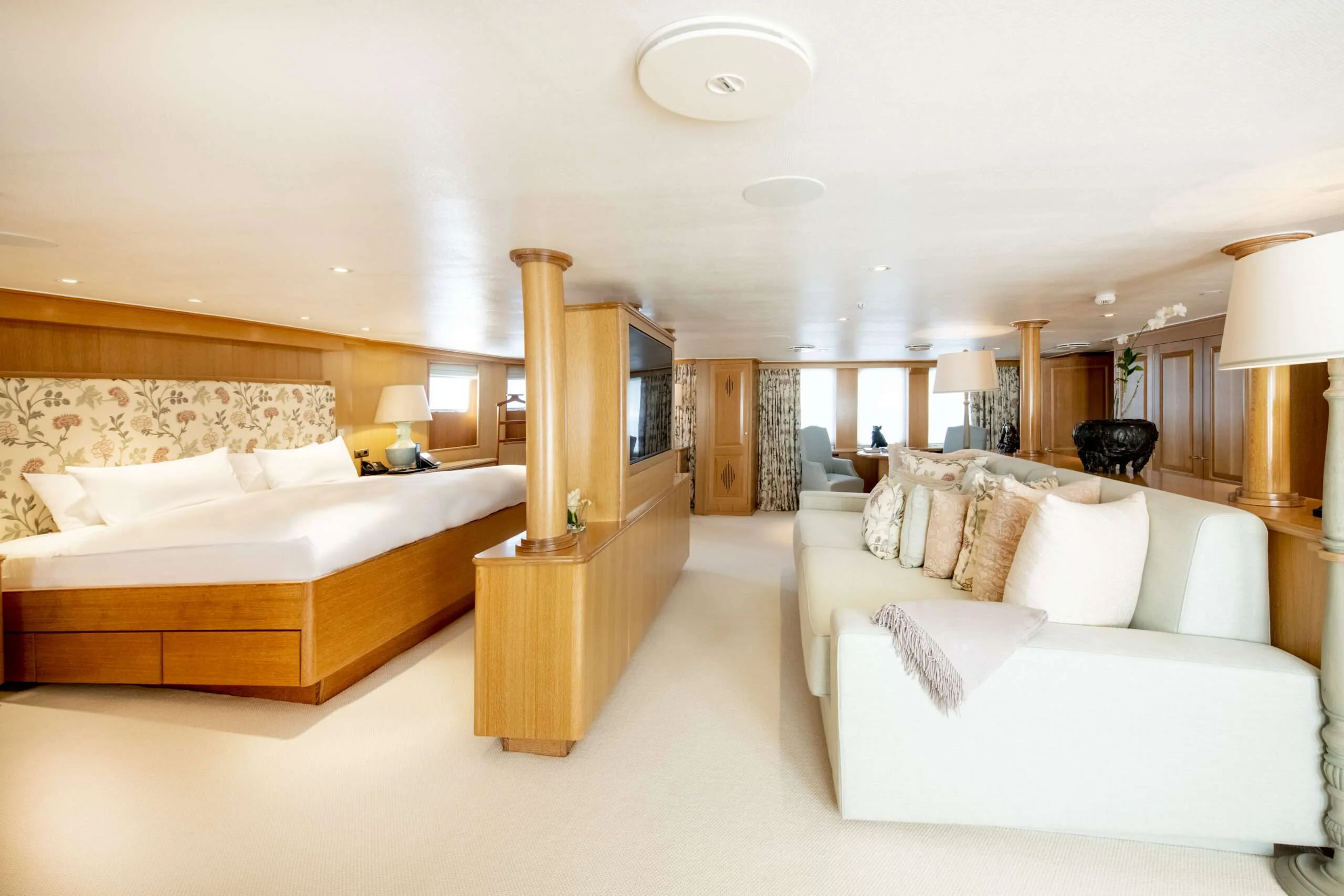 ARCTIC — exterior & interior photo
