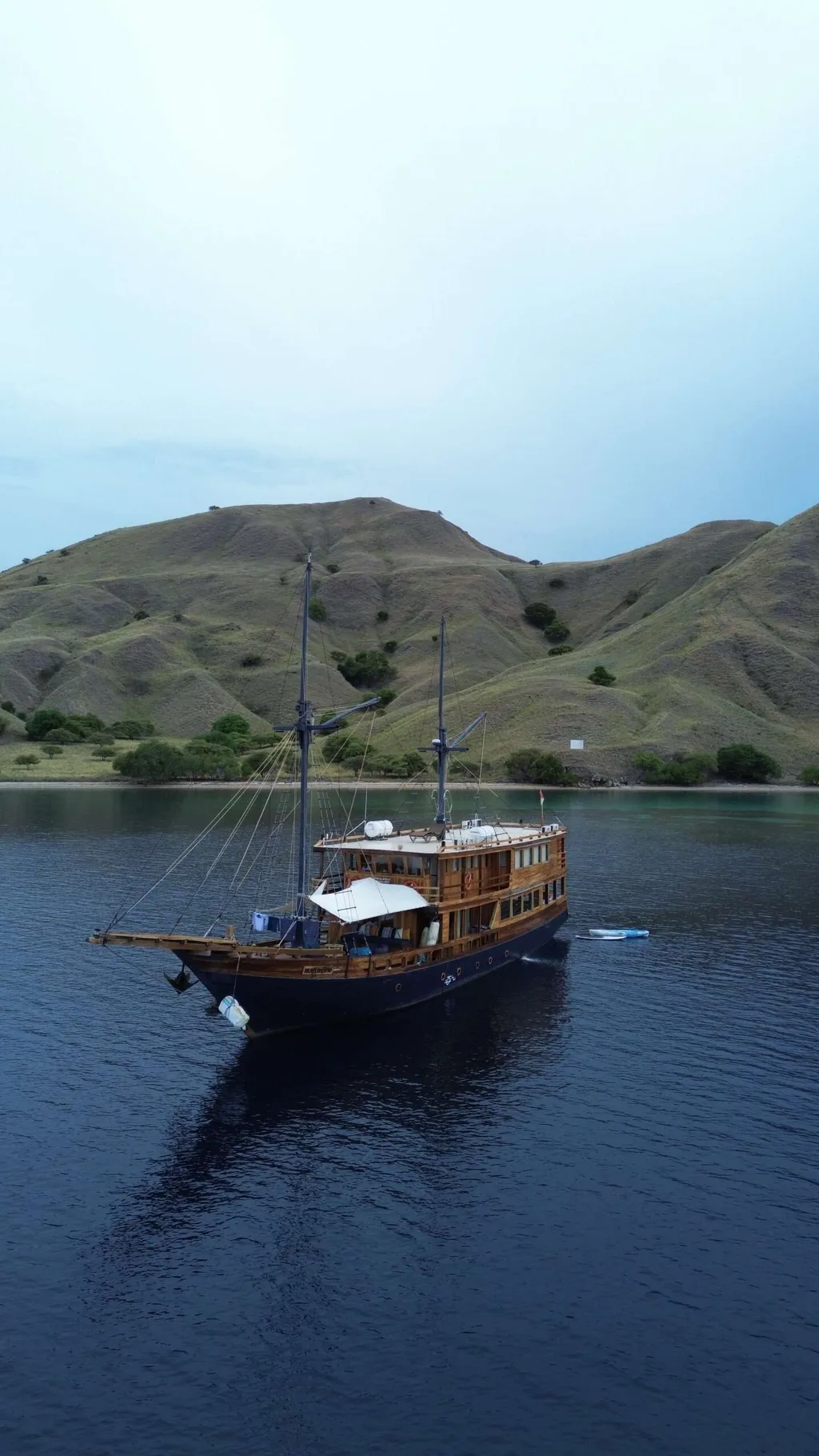 phinisi yacht charter indonesia augustine