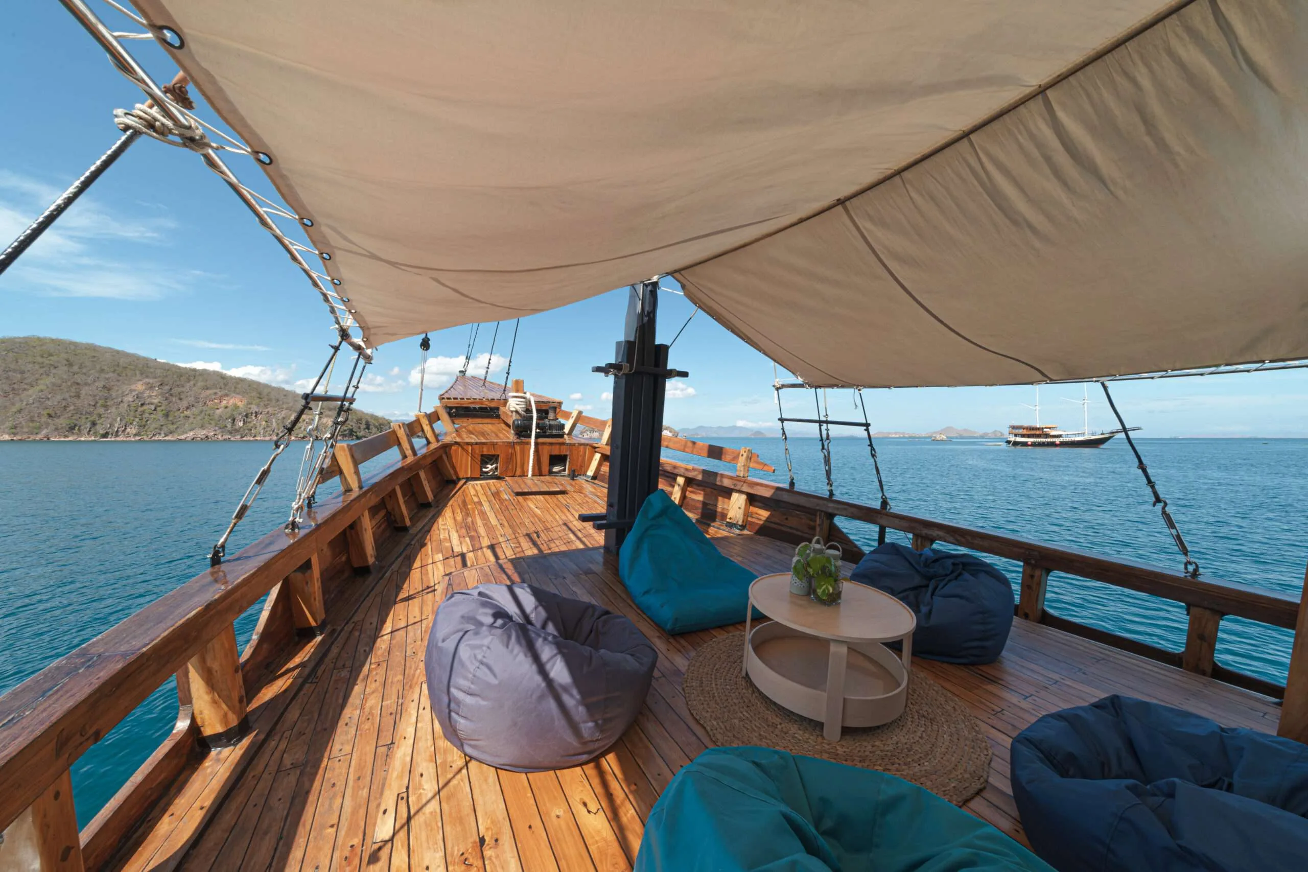 phinisi yacht charter indonesia augustine