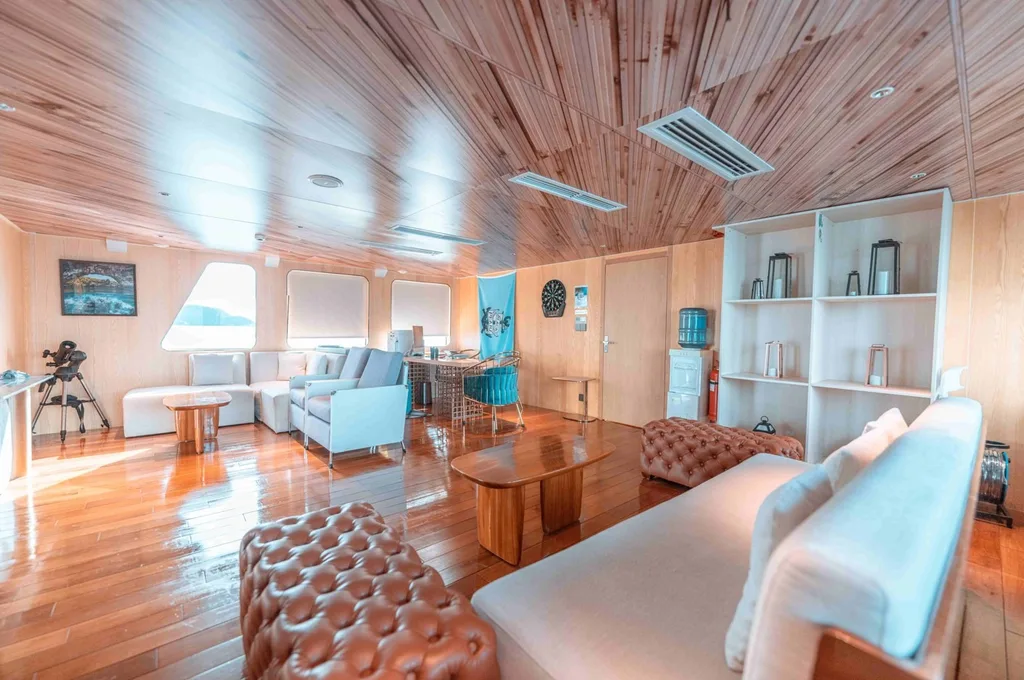 BLACK PEARL — exterior & interior photo