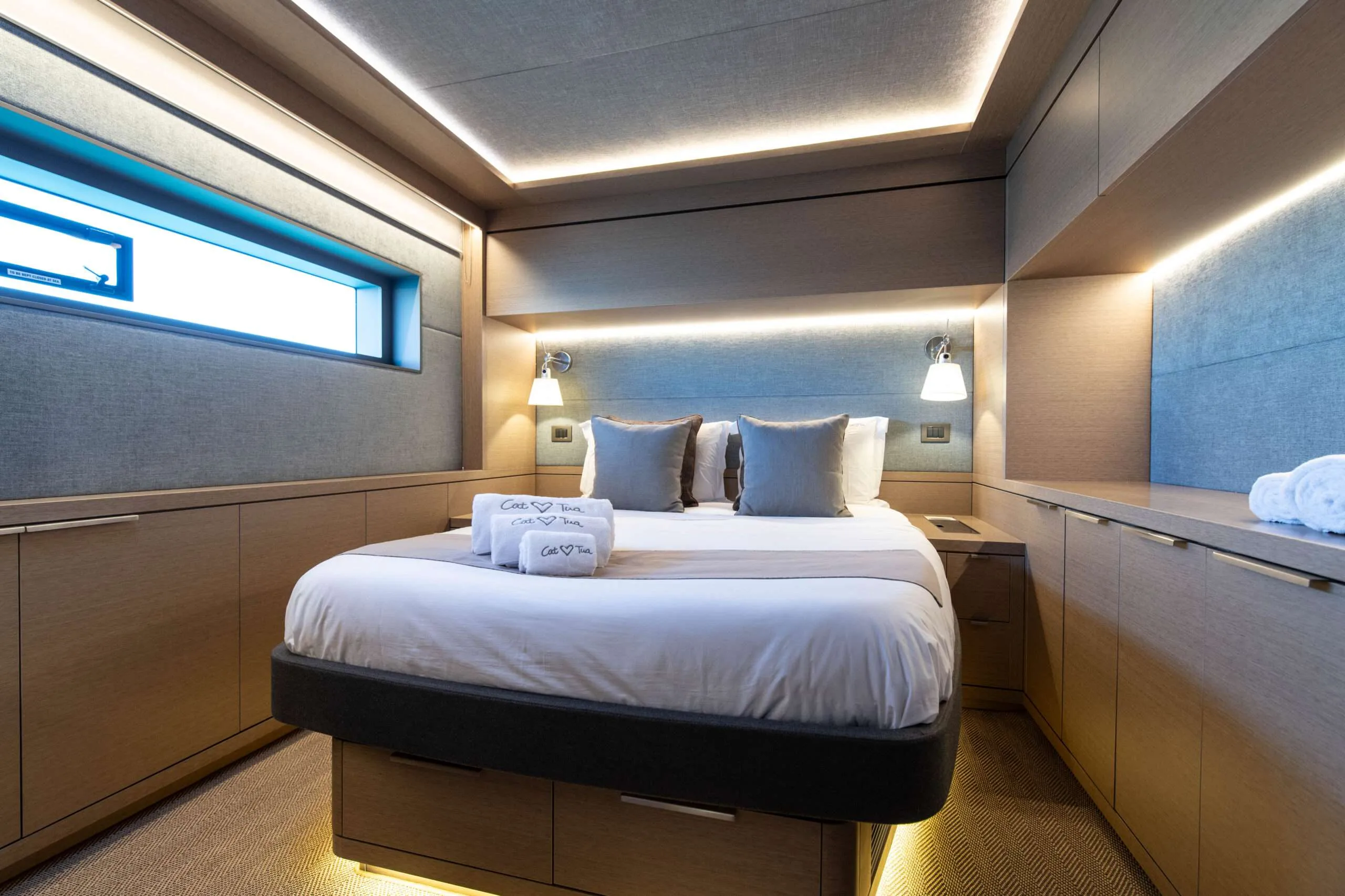 CAT TUA — exterior & interior photo
