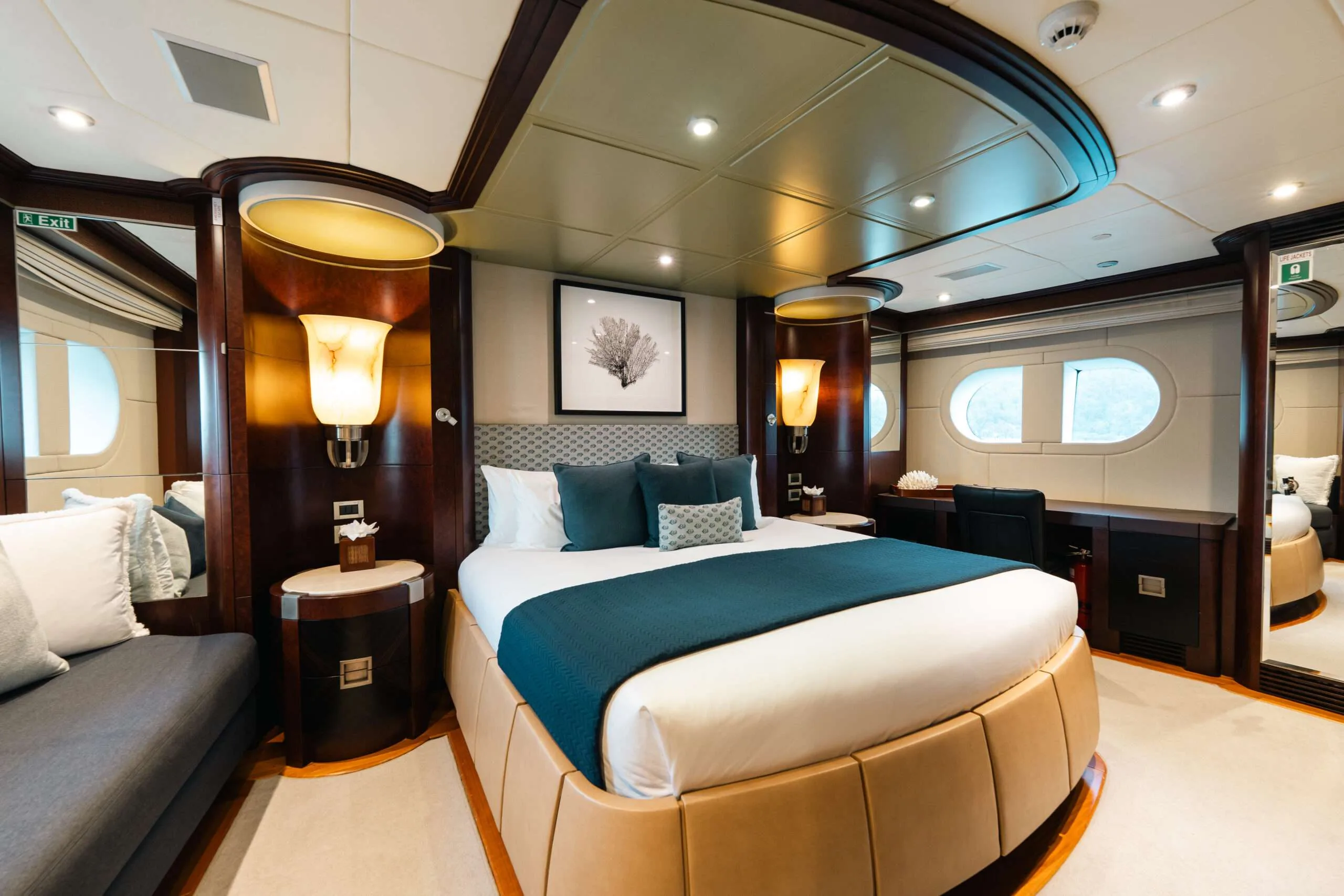 DE LISLE III — exterior & interior photo