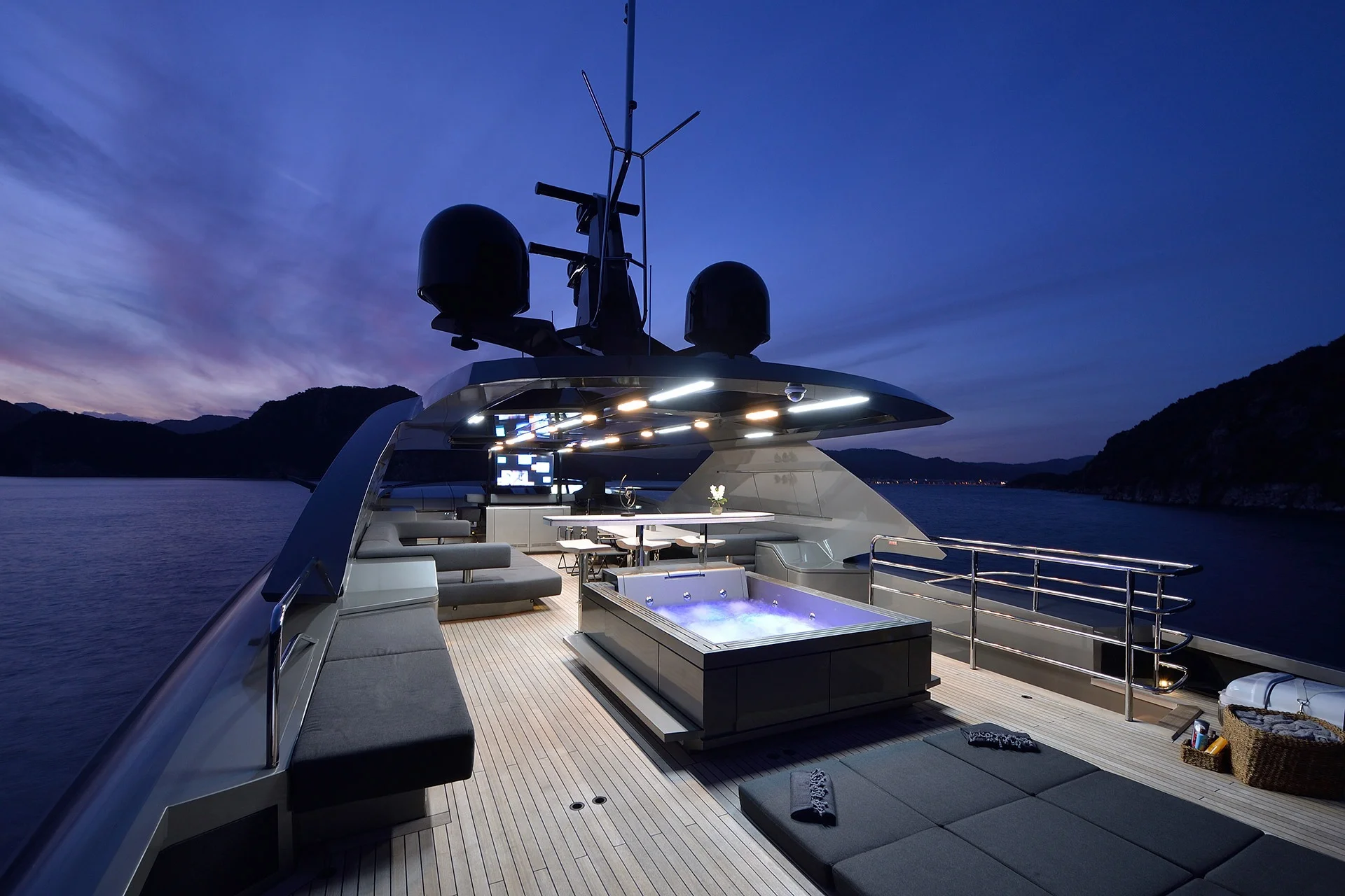 FX — exterior & interior photo