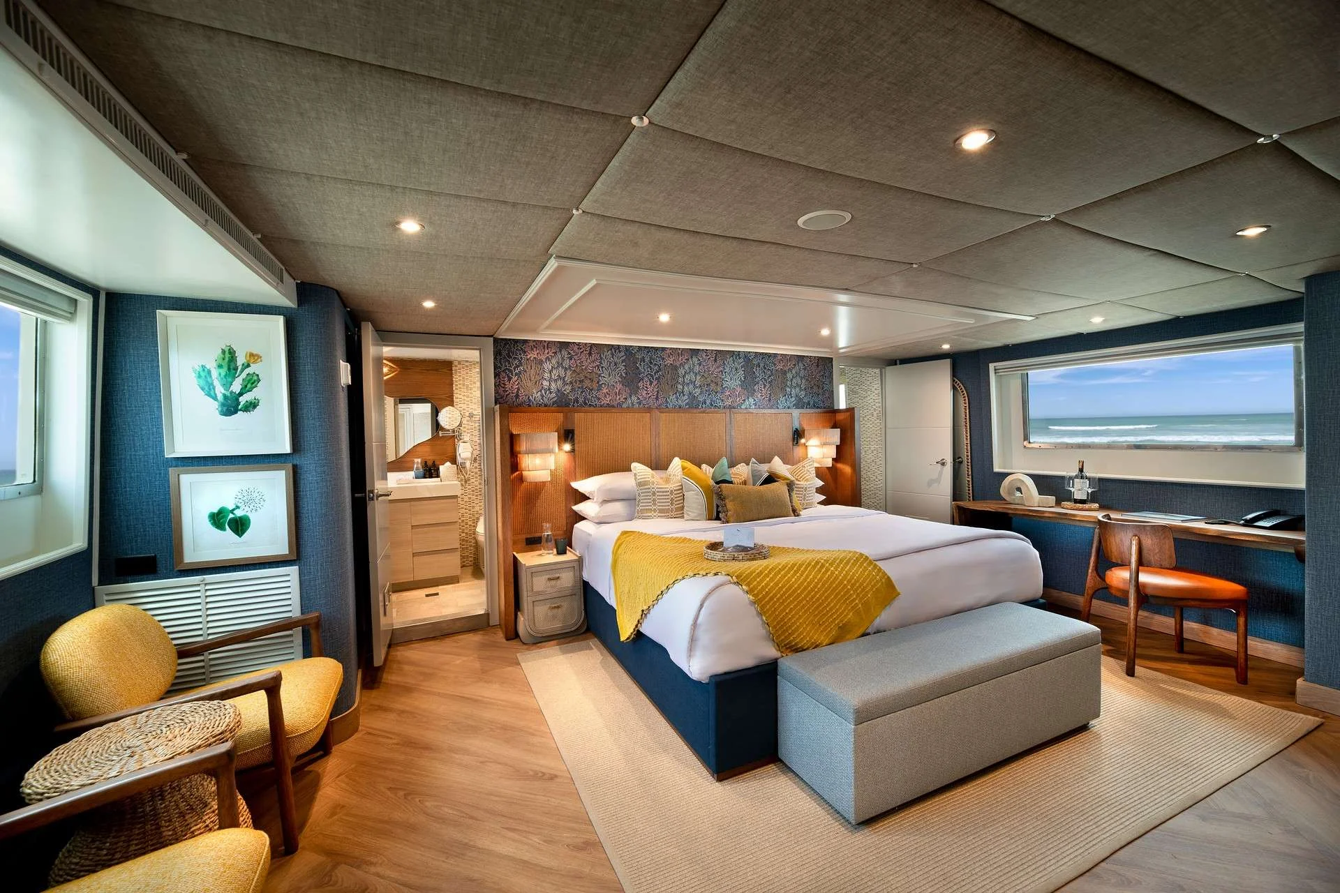 GALAPAGOS EXPLORER — exterior & interior photo