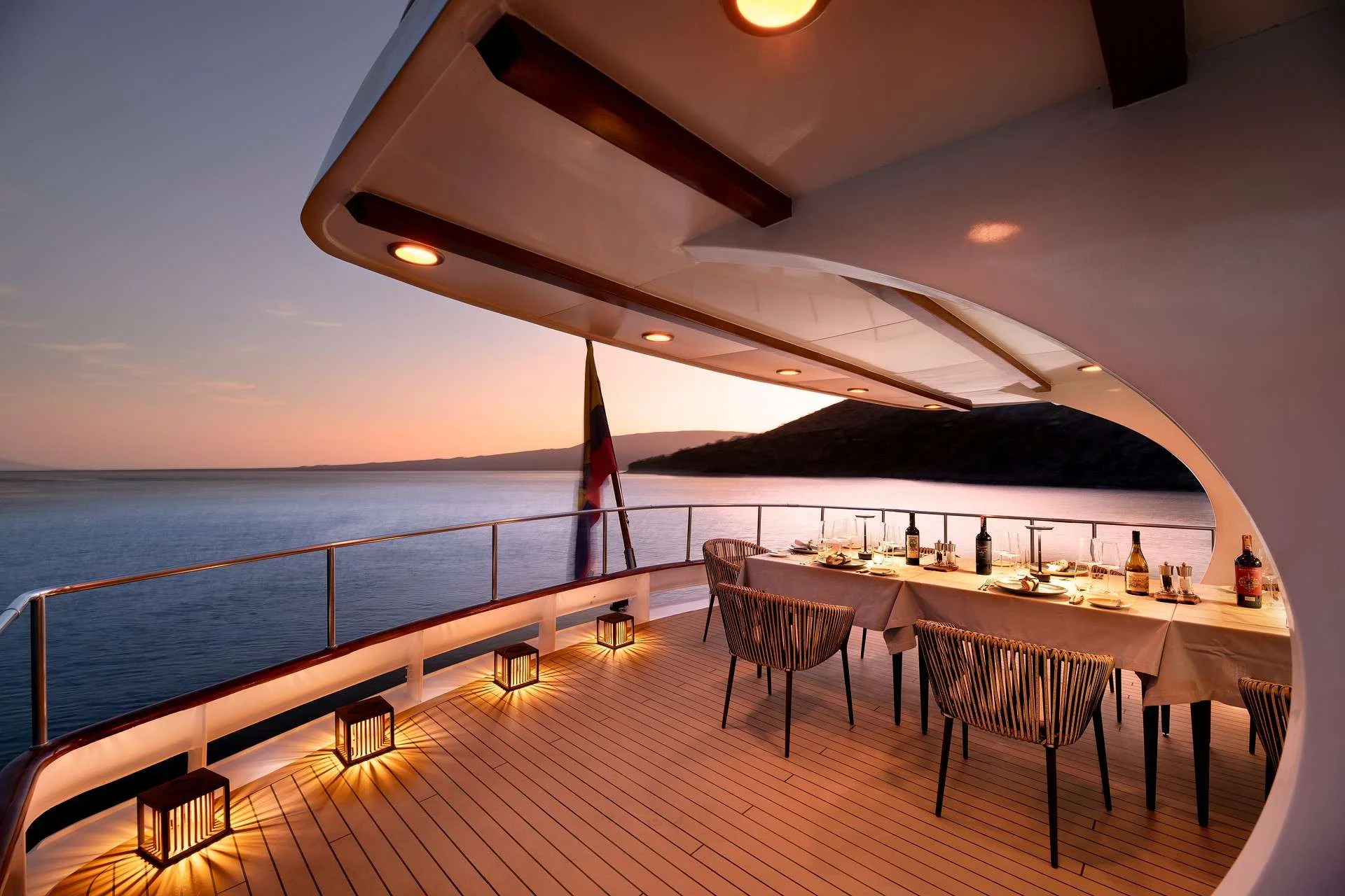 GALAPAGOS EXPLORER — exterior & interior photo
