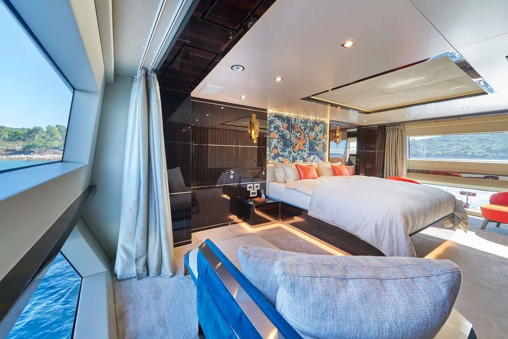 HAPPY ME — exterior & interior photo
