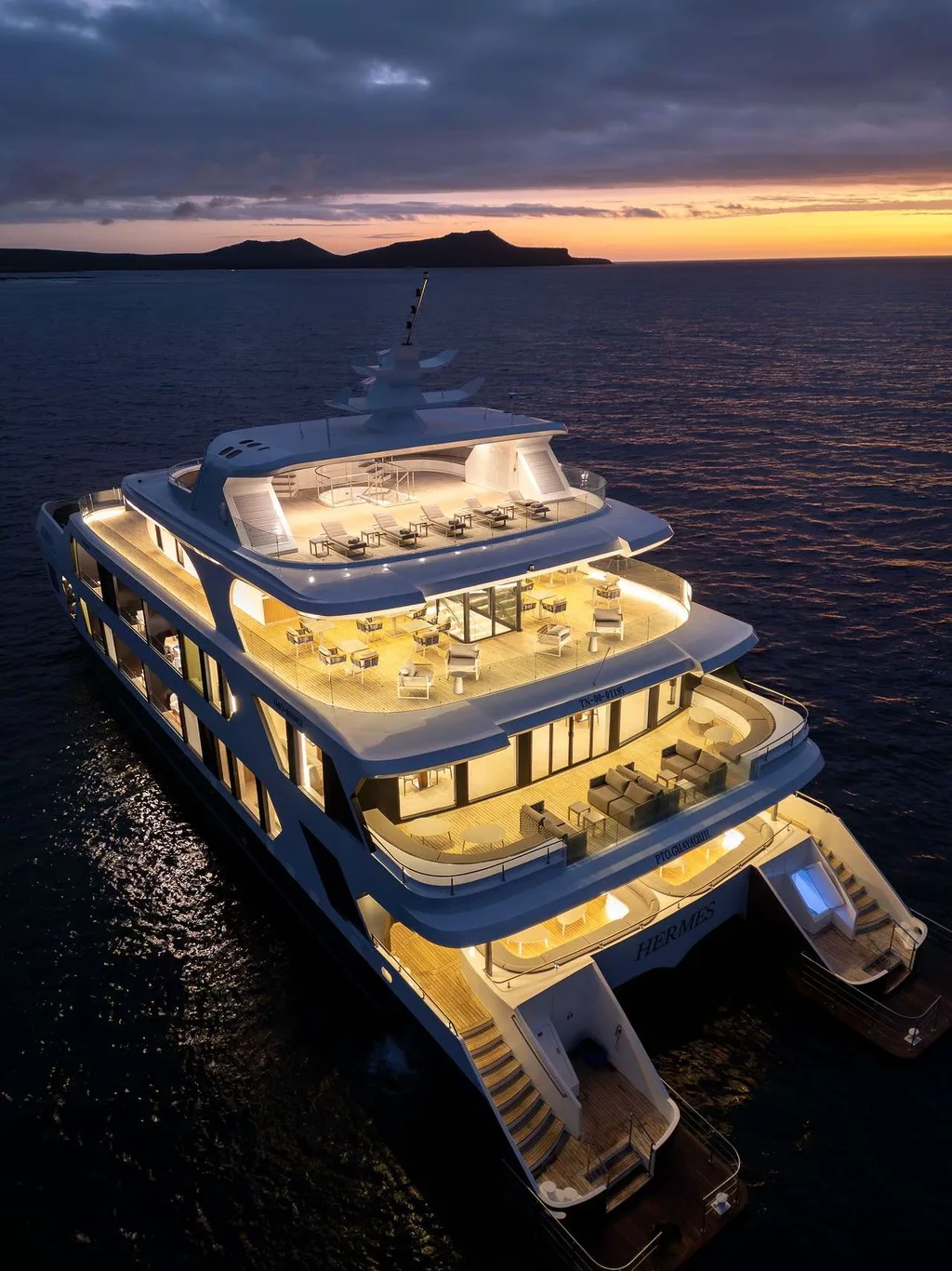 HERMES — exterior & interior photo