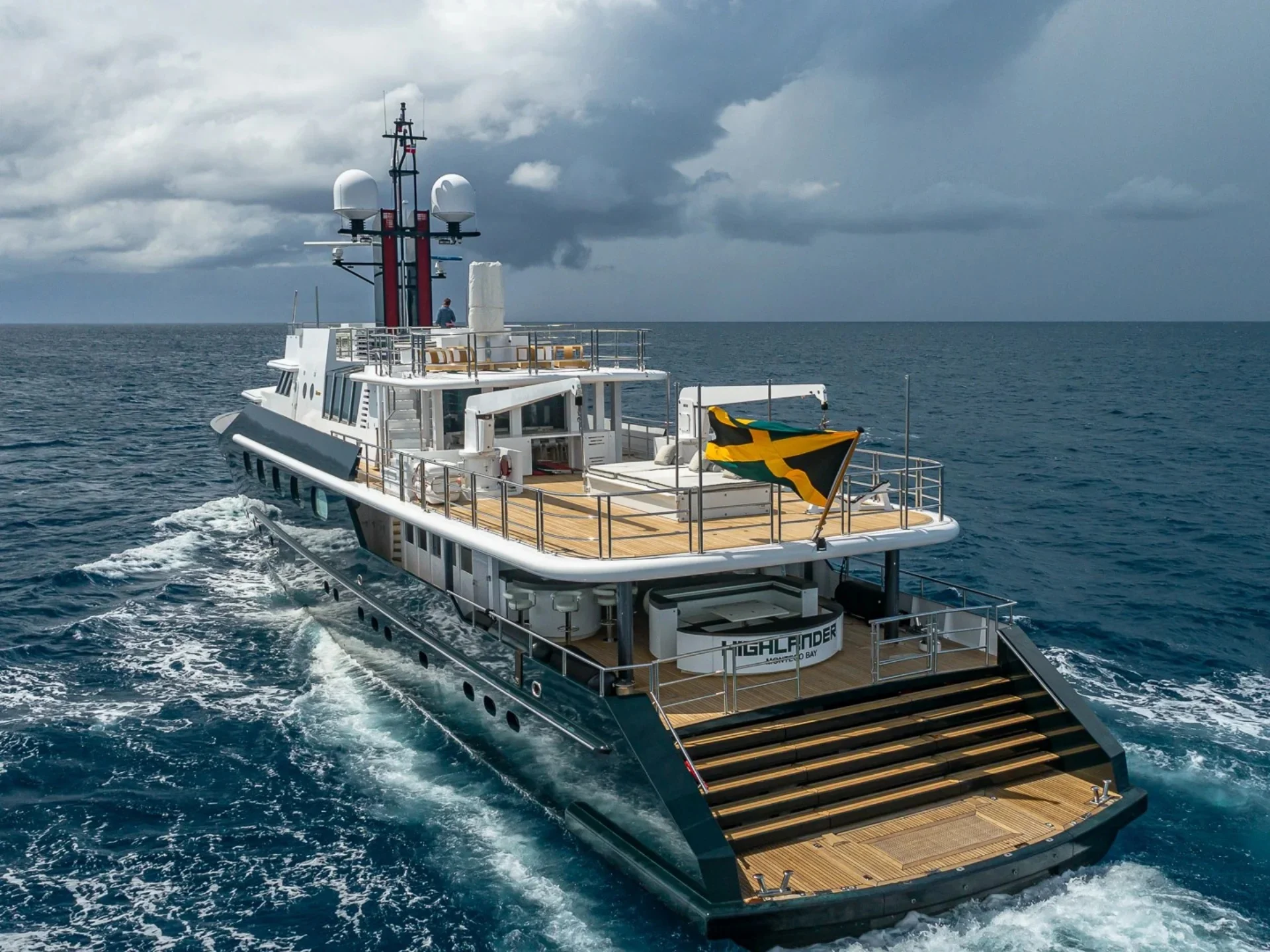HIGHLANDER — exterior & interior photo