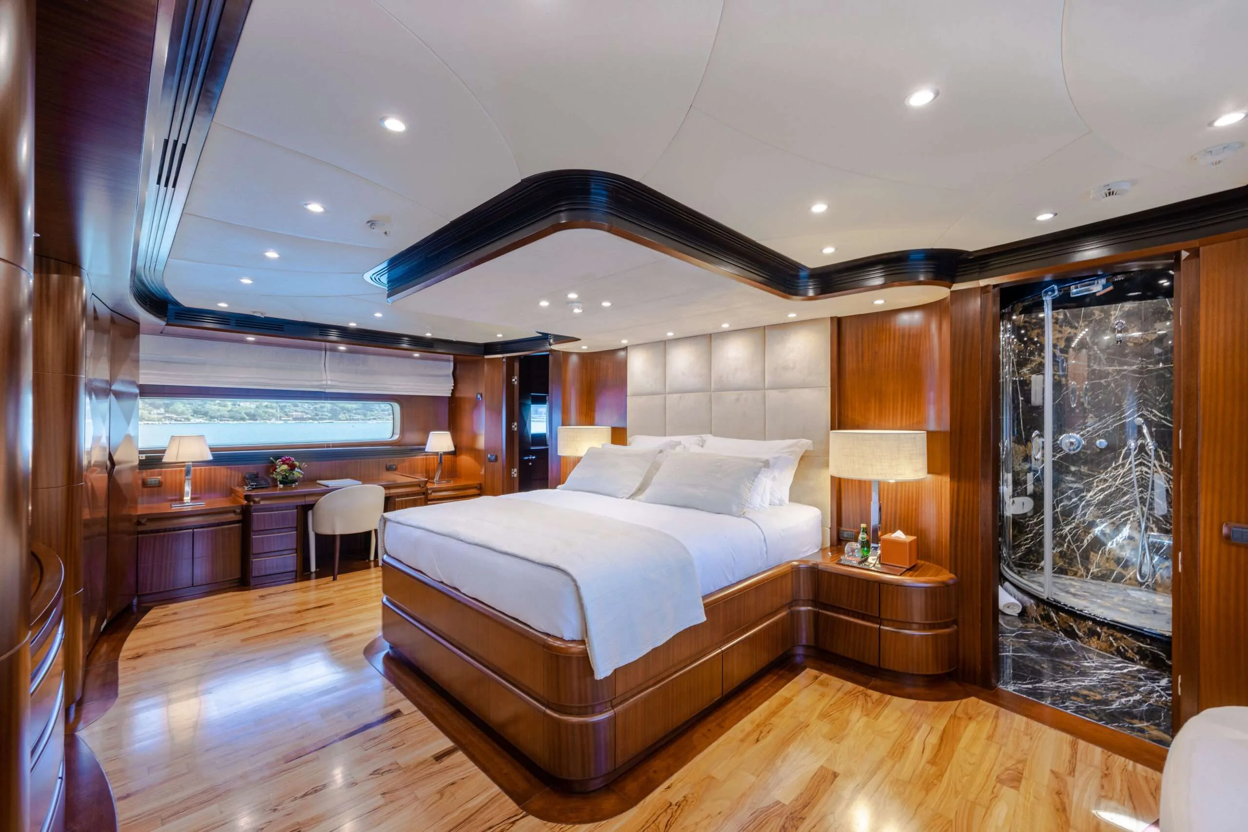 HOLIDAY — exterior & interior photo
