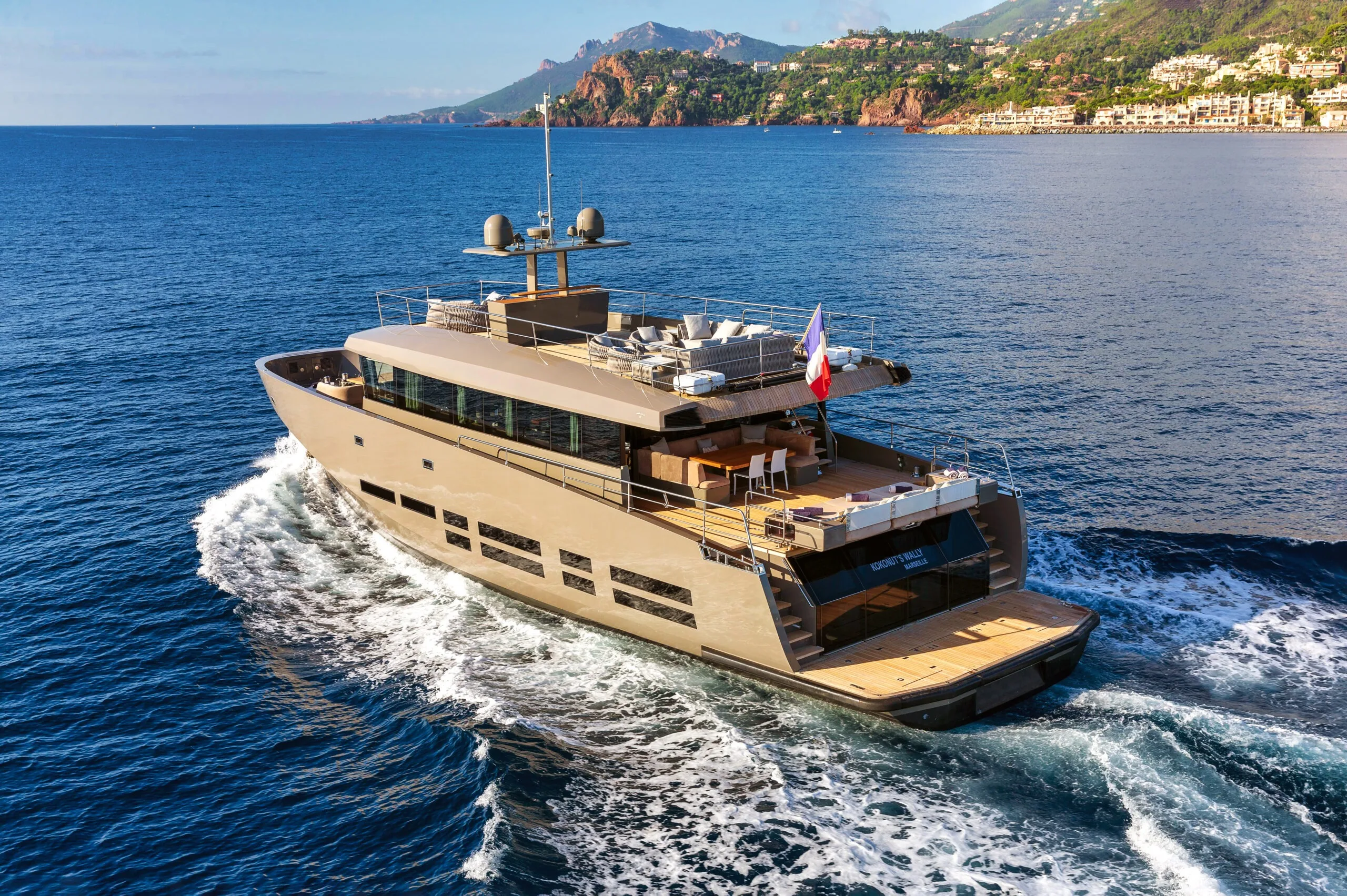 KOKONUT’S WALLY — exterior & interior photo
