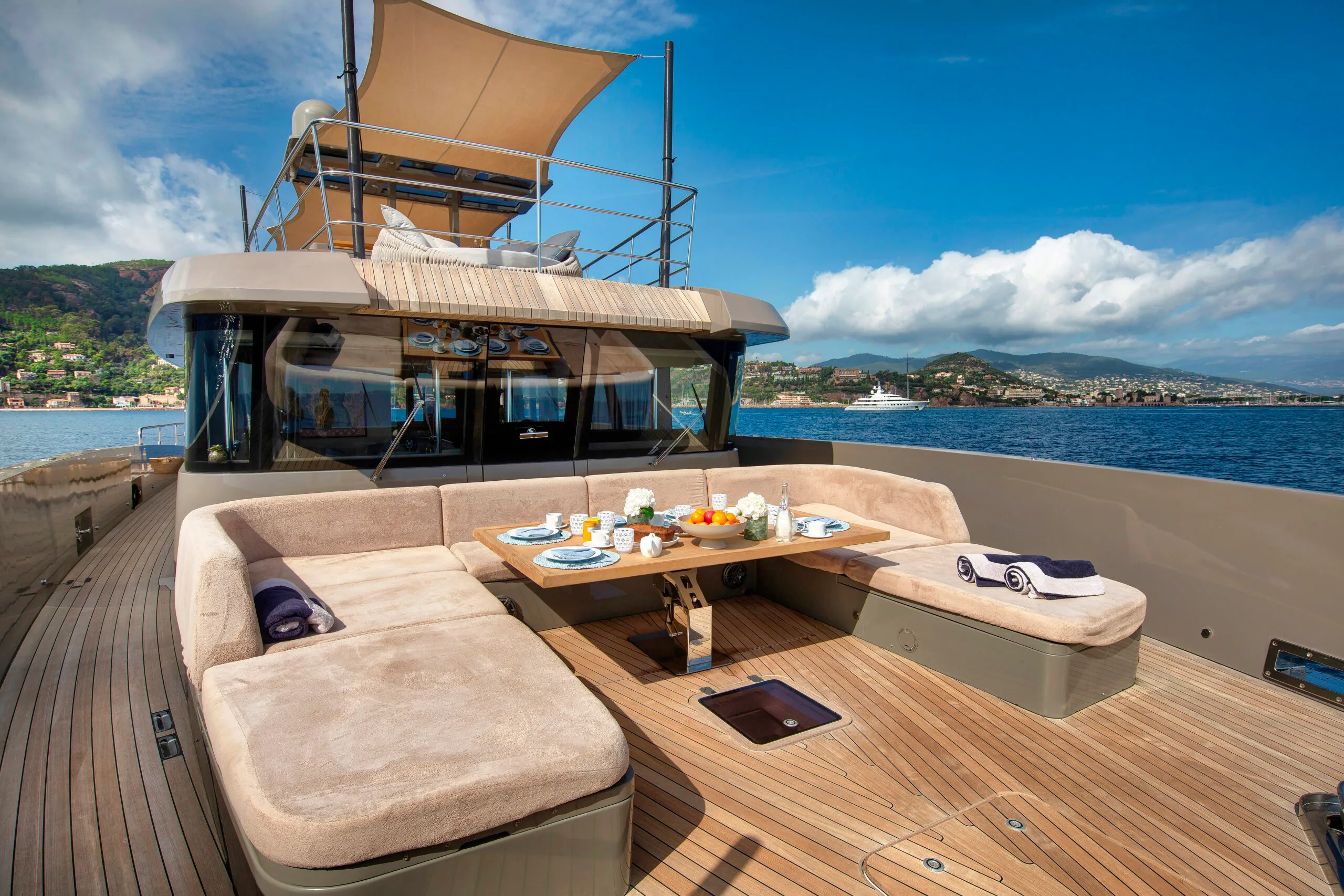 KOKONUT’S WALLY — exterior & interior photo