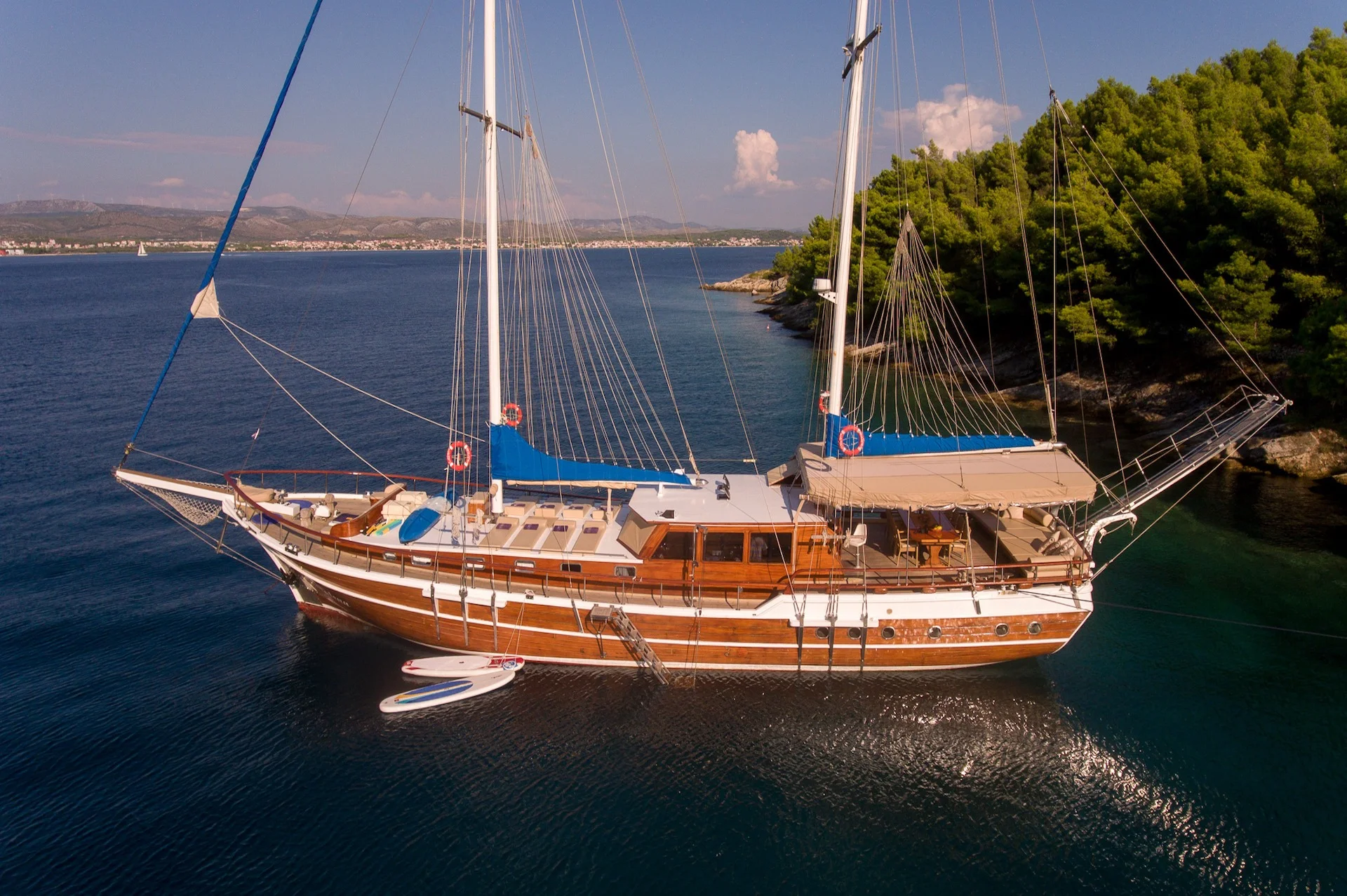 MALENA — exterior & interior photo