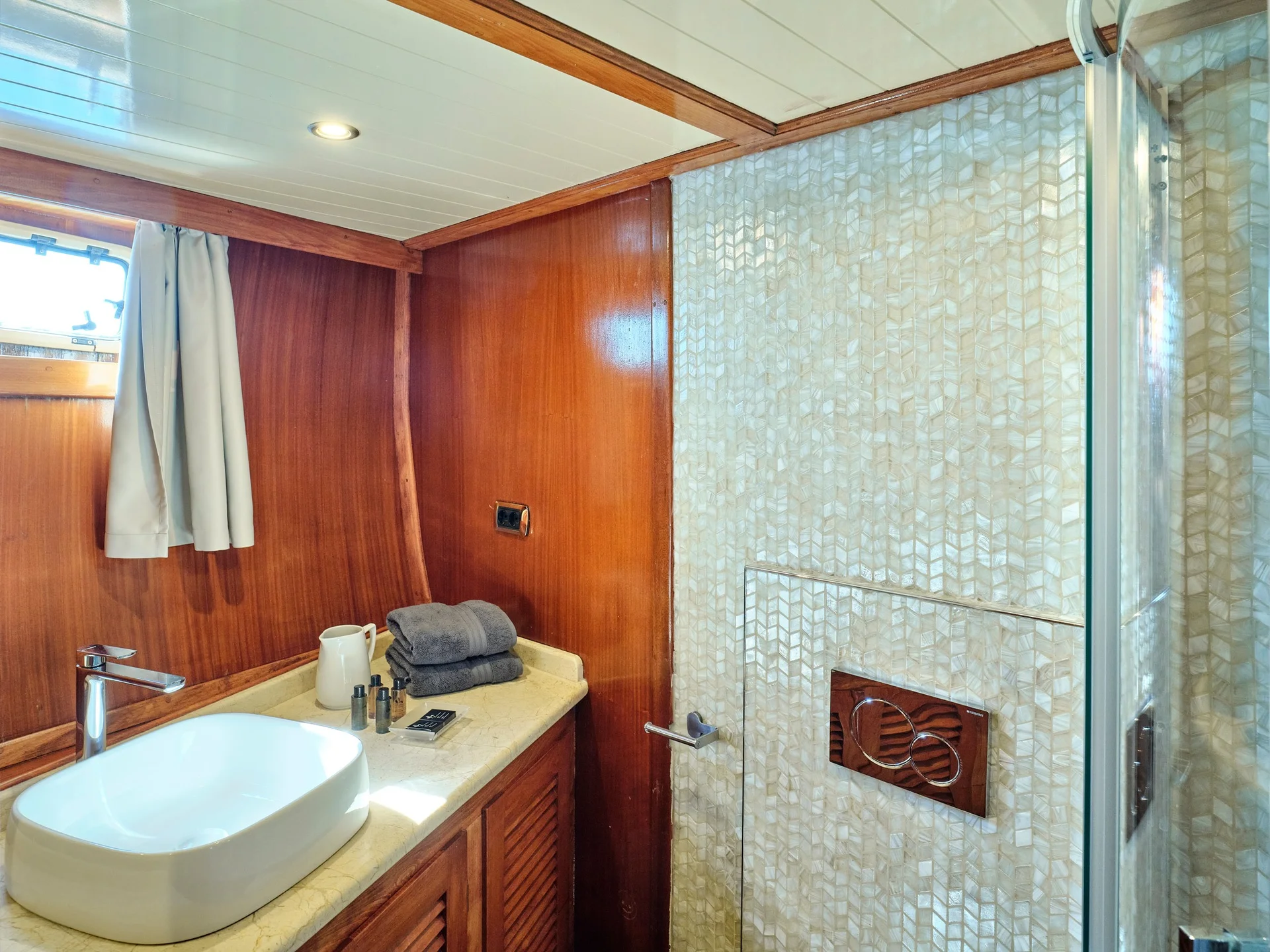 MYRA — exterior & interior photo