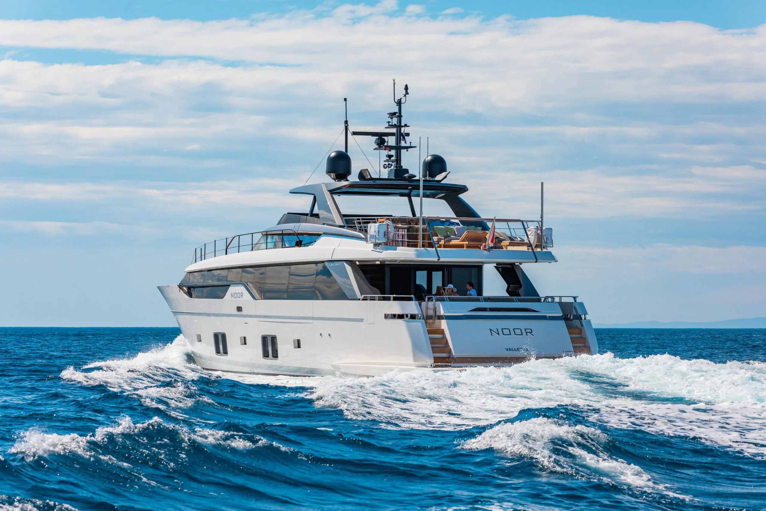 NOOR II — exterior & interior photo
