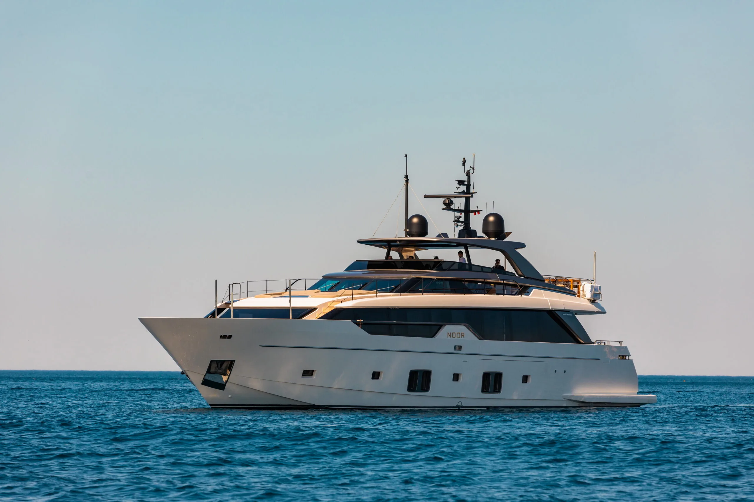 NOOR II — exterior & interior photo
