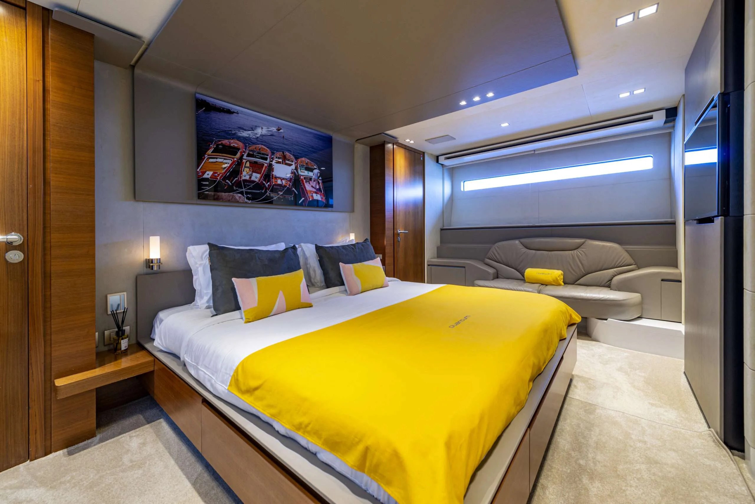 QUANTUM — exterior & interior photo