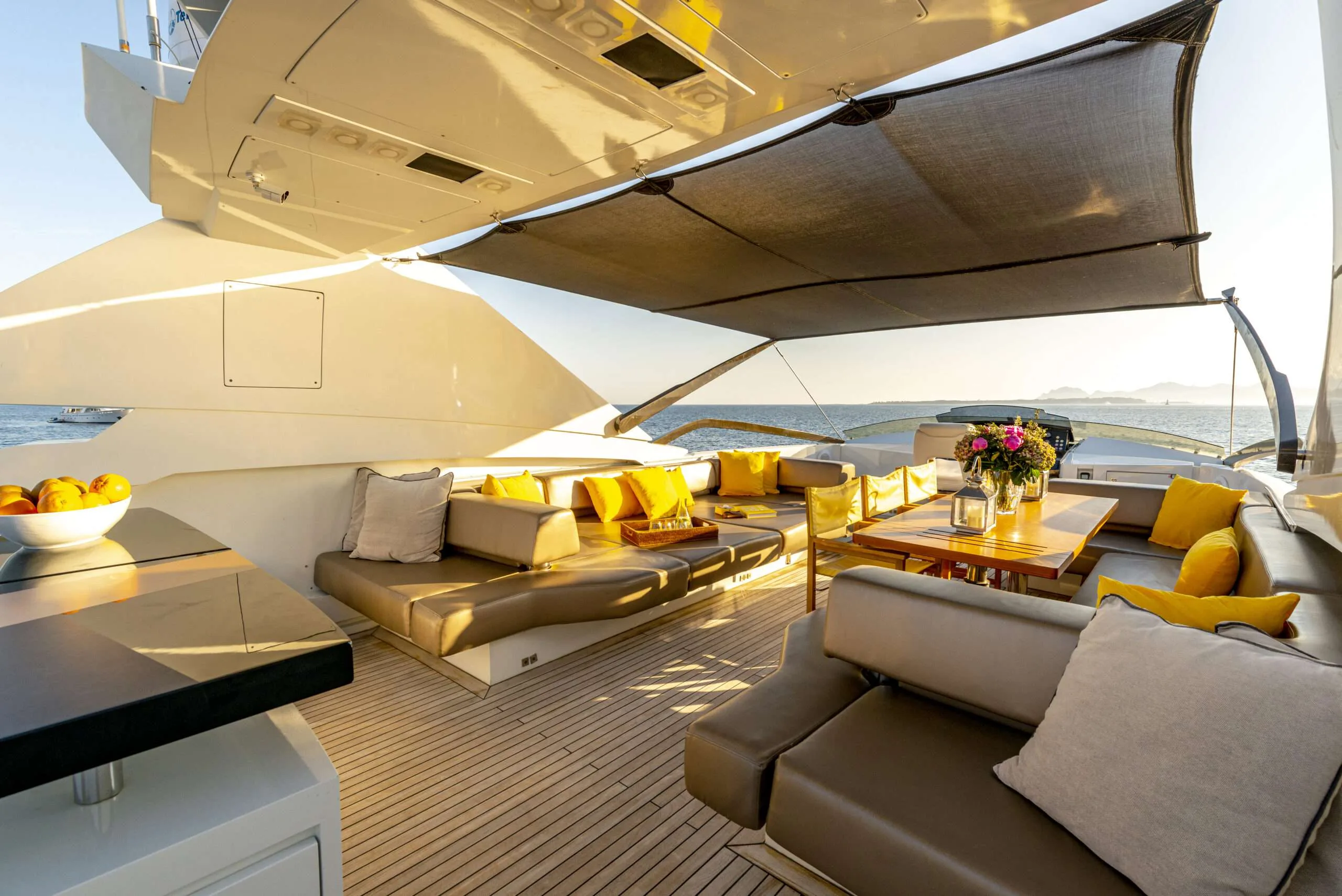 QUANTUM — exterior & interior photo