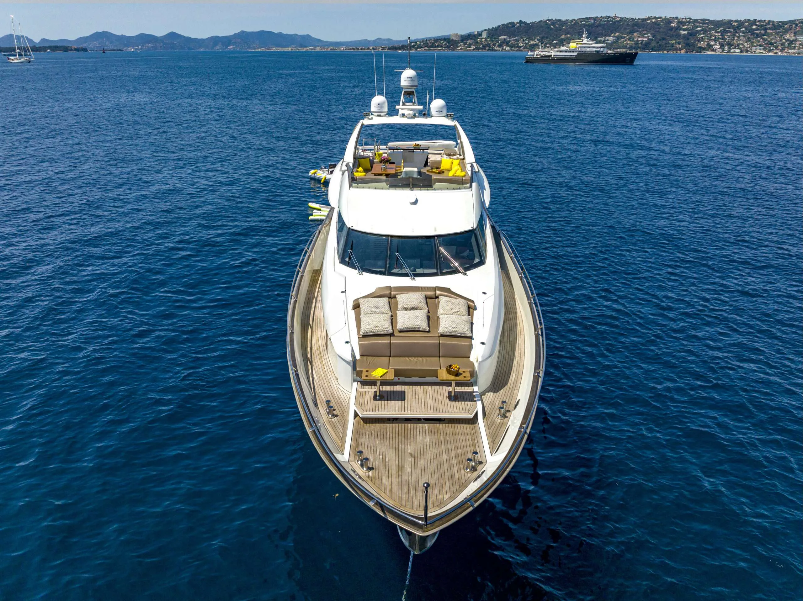 QUANTUM — exterior & interior photo