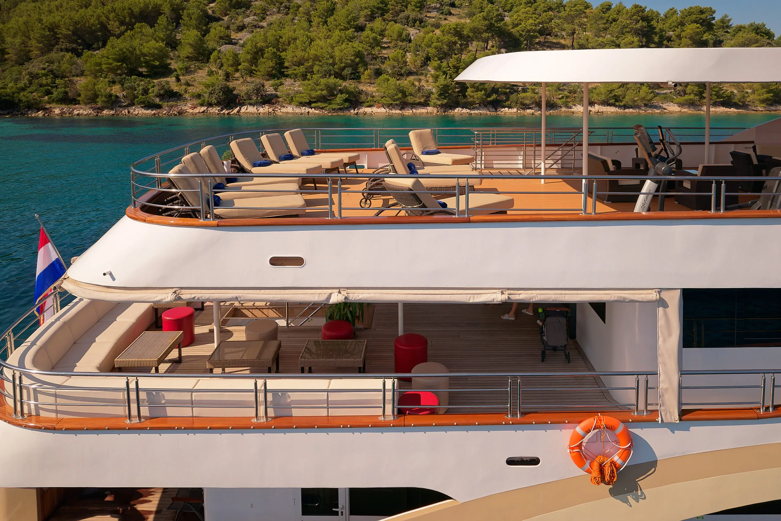 QUEEN ELEGANZA — exterior & interior photo