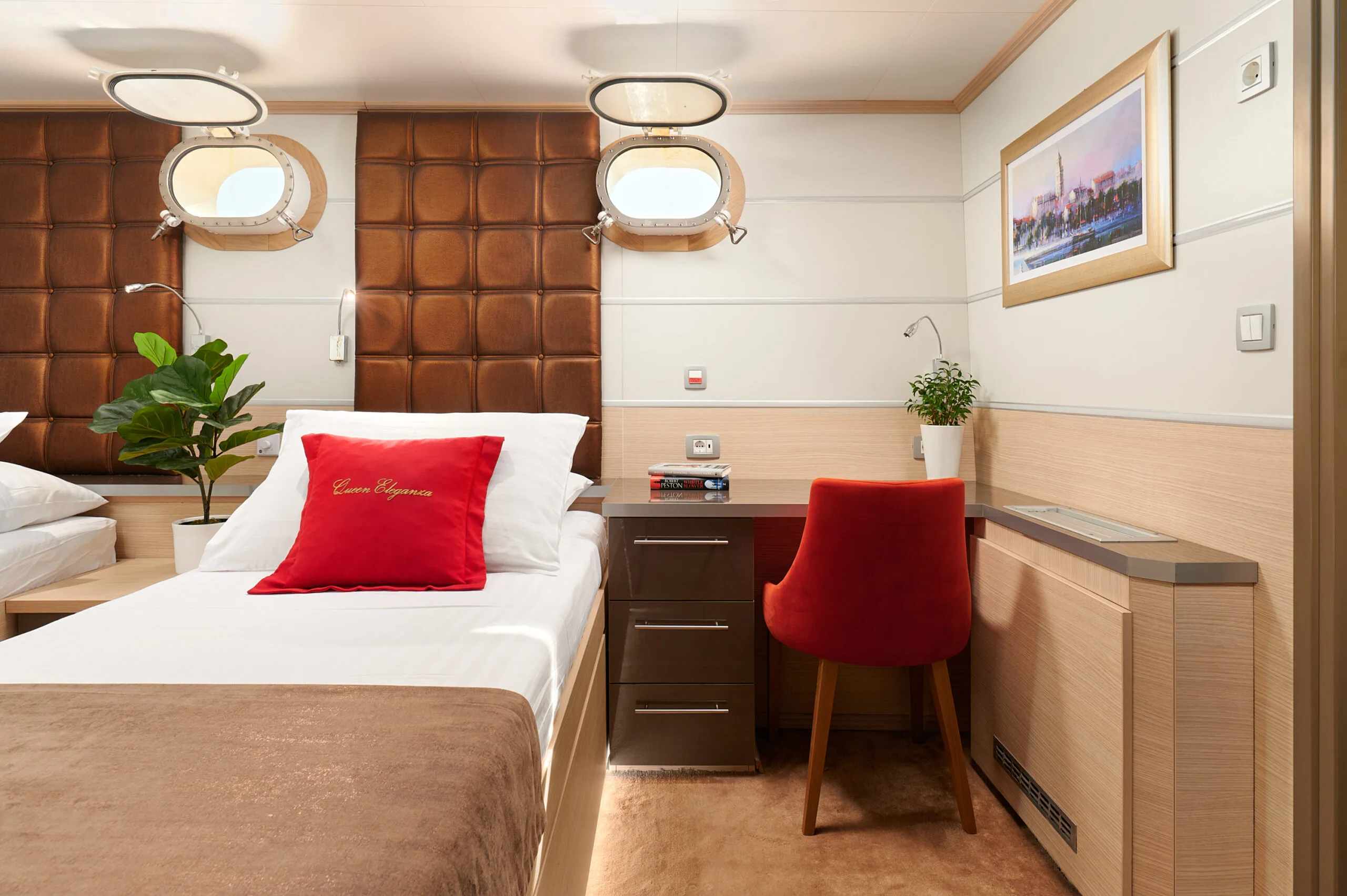 QUEEN ELEGANZA — exterior & interior photo