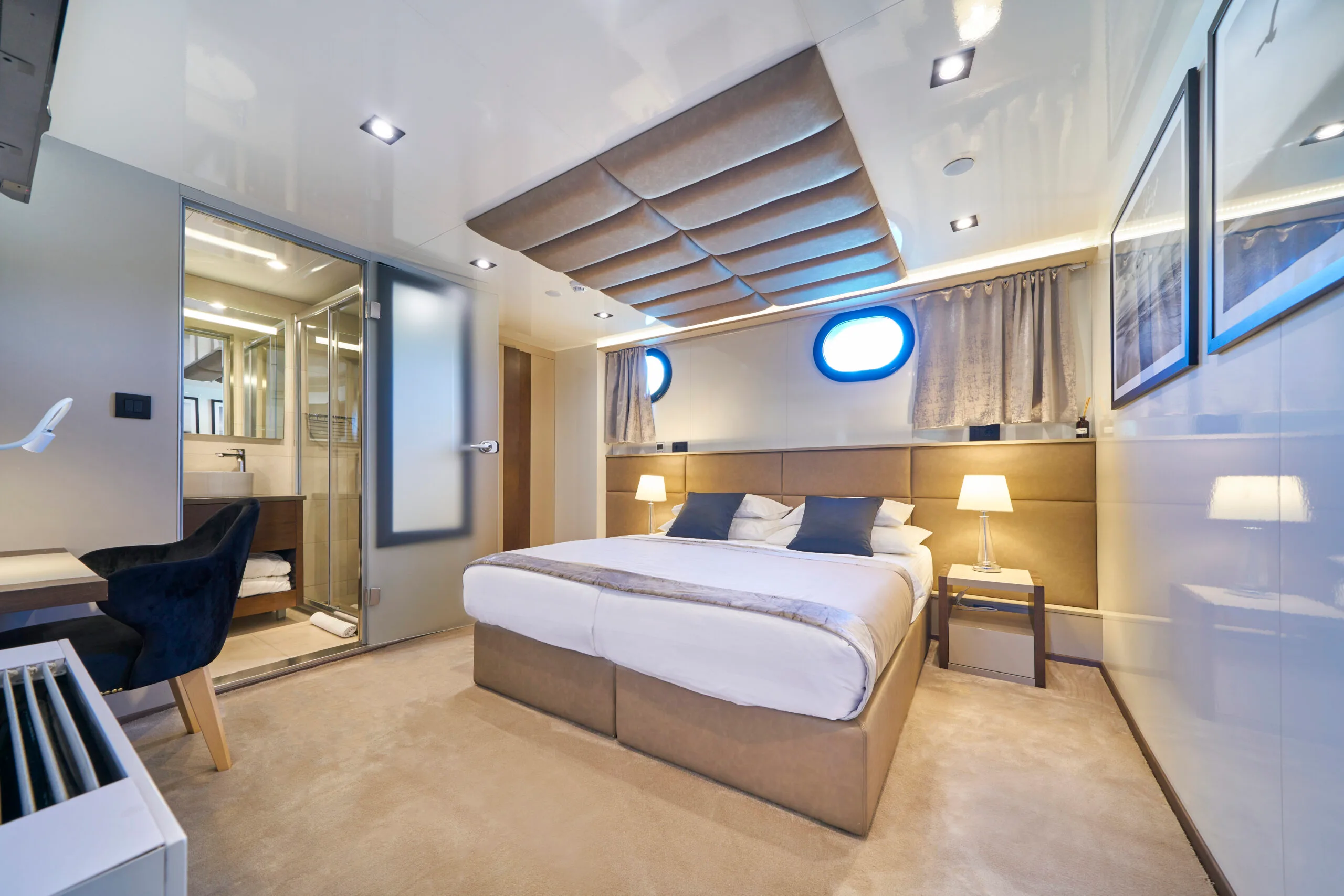 RARA AVIS — exterior & interior photo