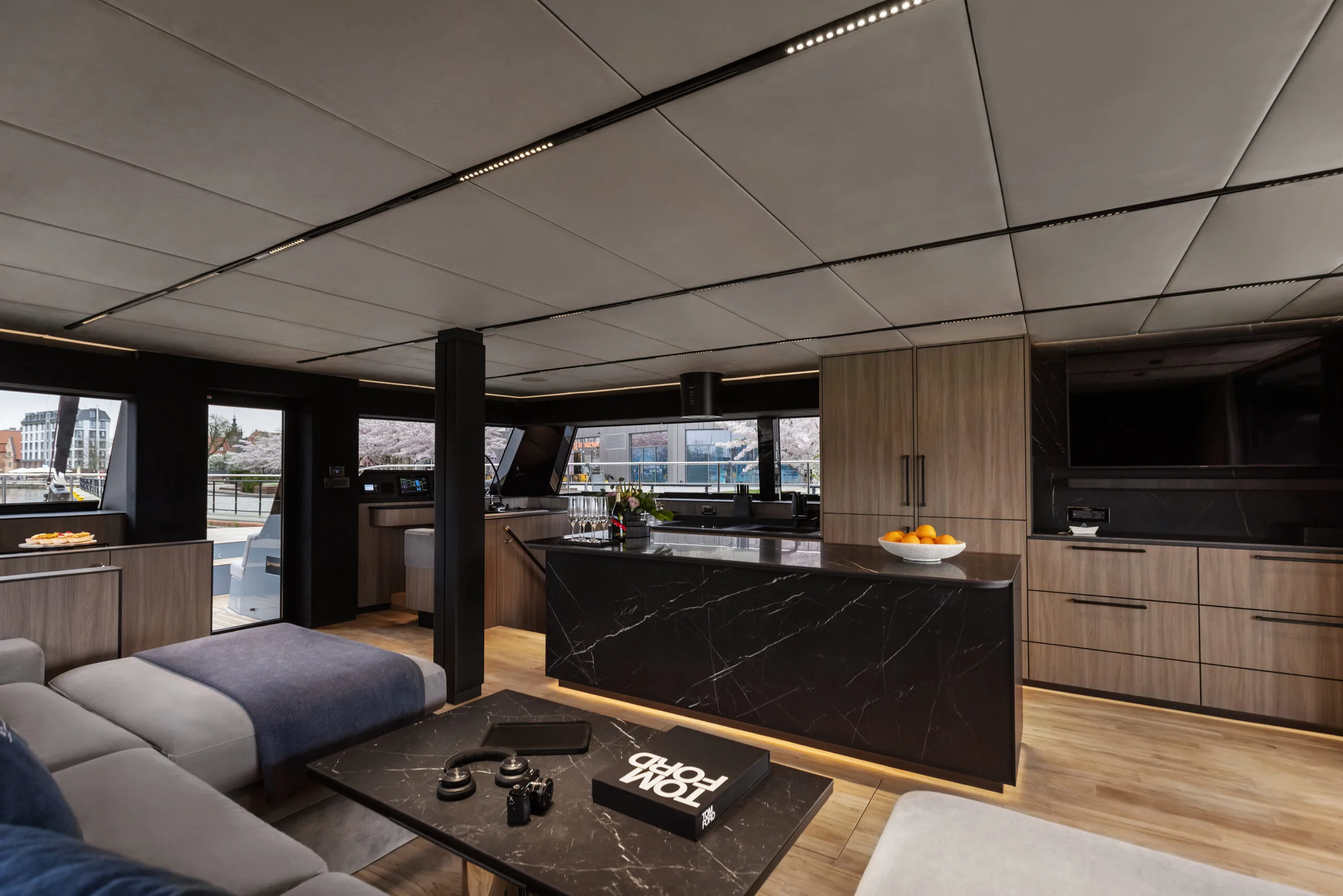 SEABARIT LX — exterior & interior photo