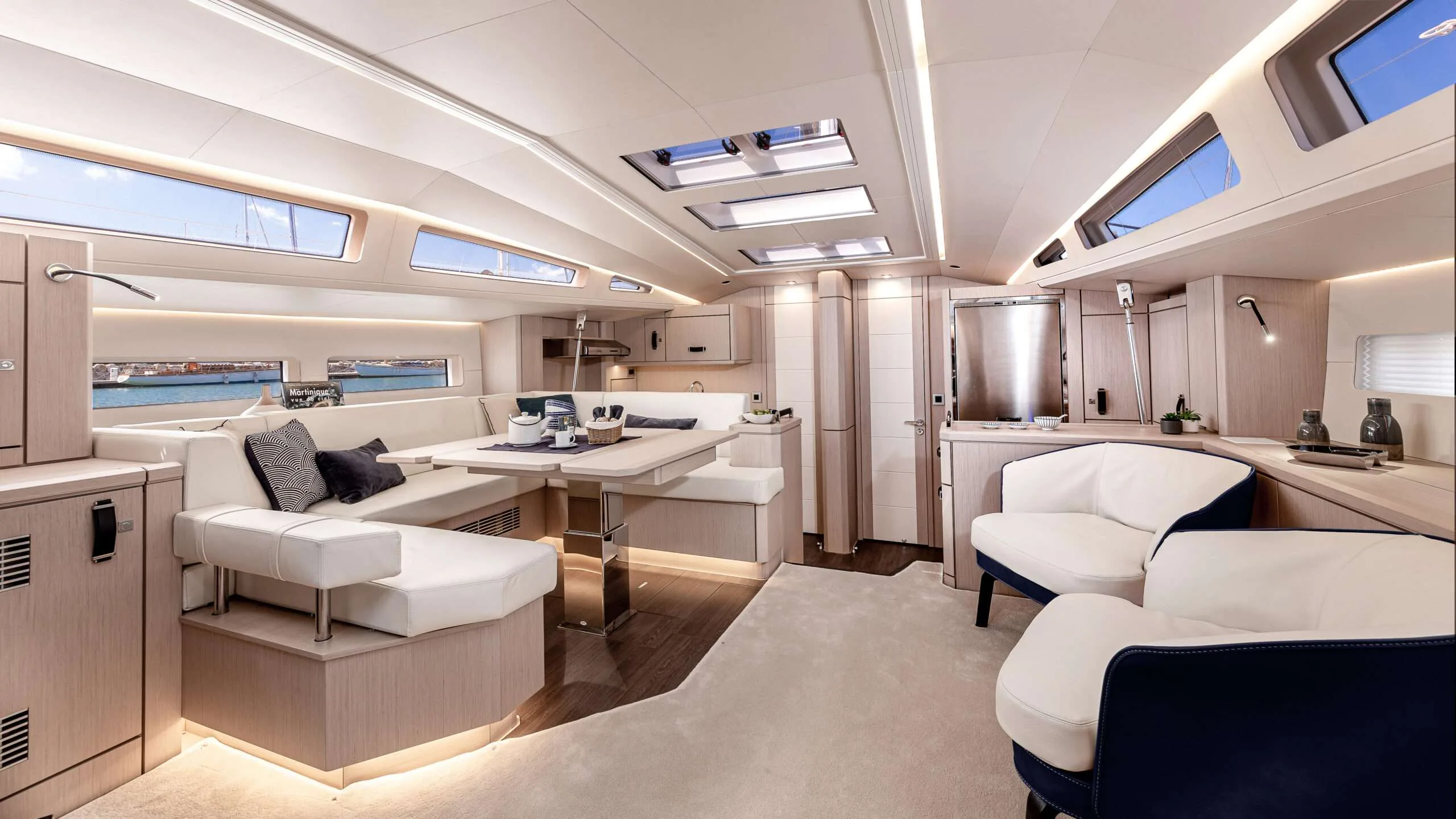 TEQUILA GT TIME — exterior & interior photo