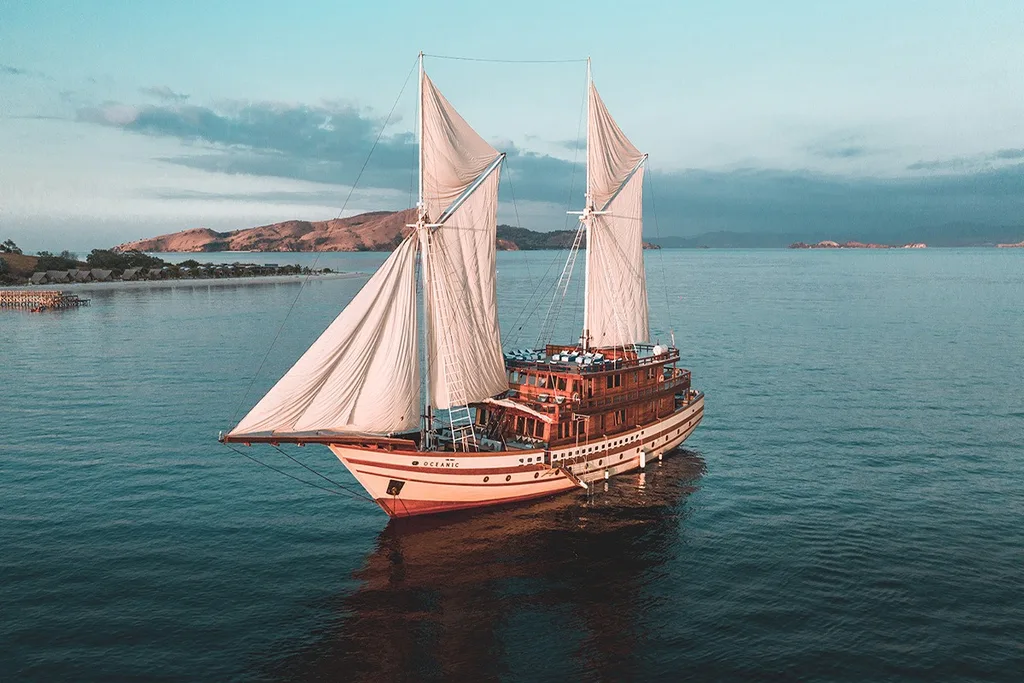 THE MAJ OCEANIC — exterior & interior photo