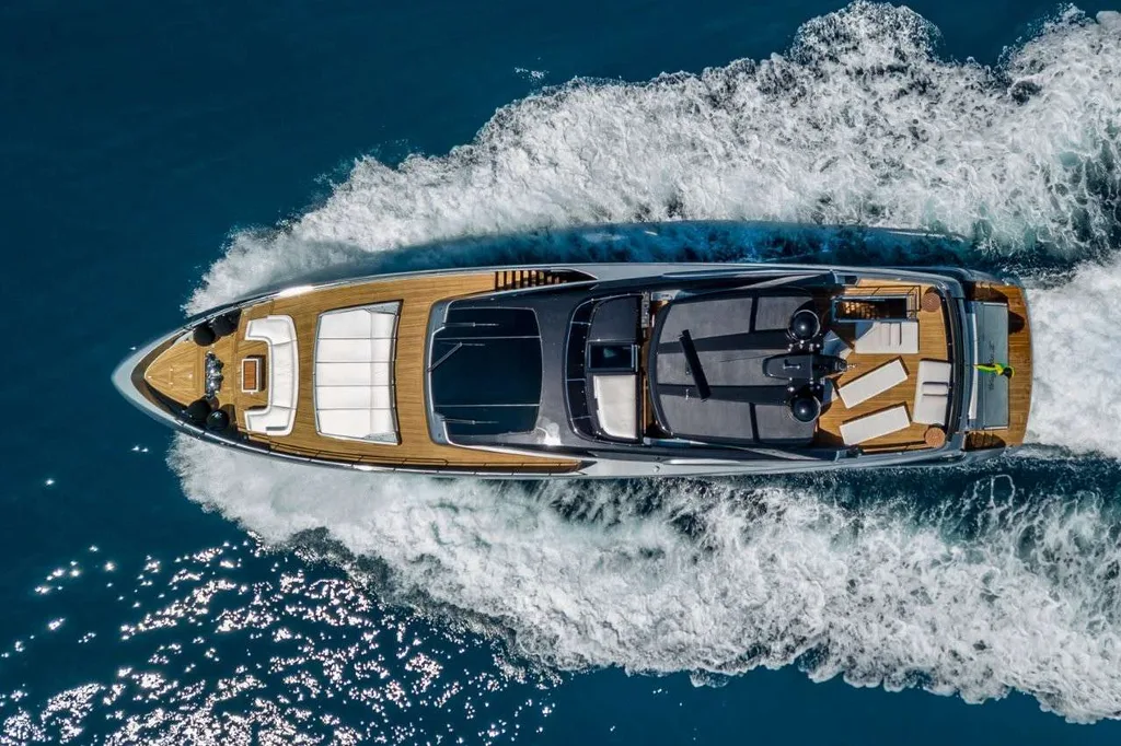 YOYITA II — exterior & interior photo