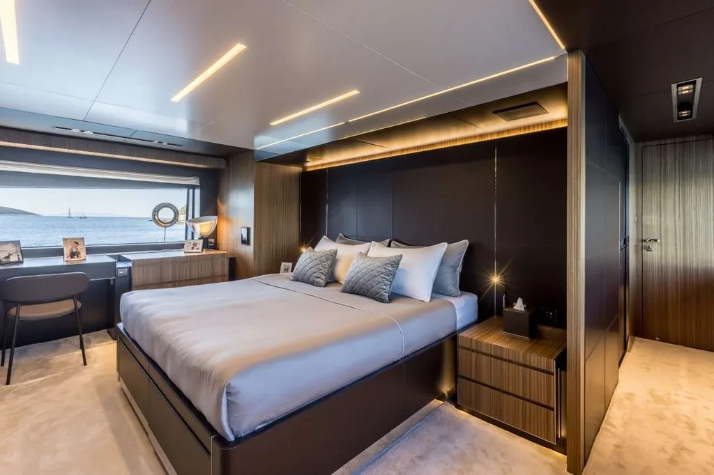 YOYITA II — exterior & interior photo