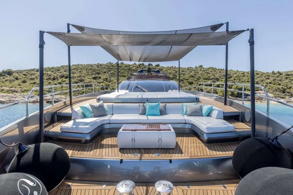 YOYITA II — exterior & interior photo