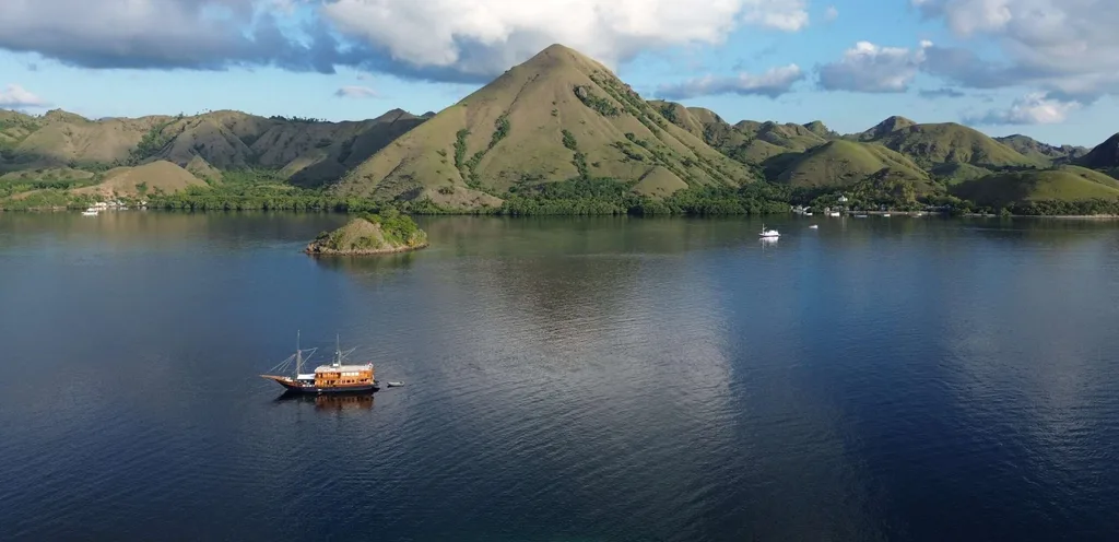phinisi yacht charter indonesia augustine