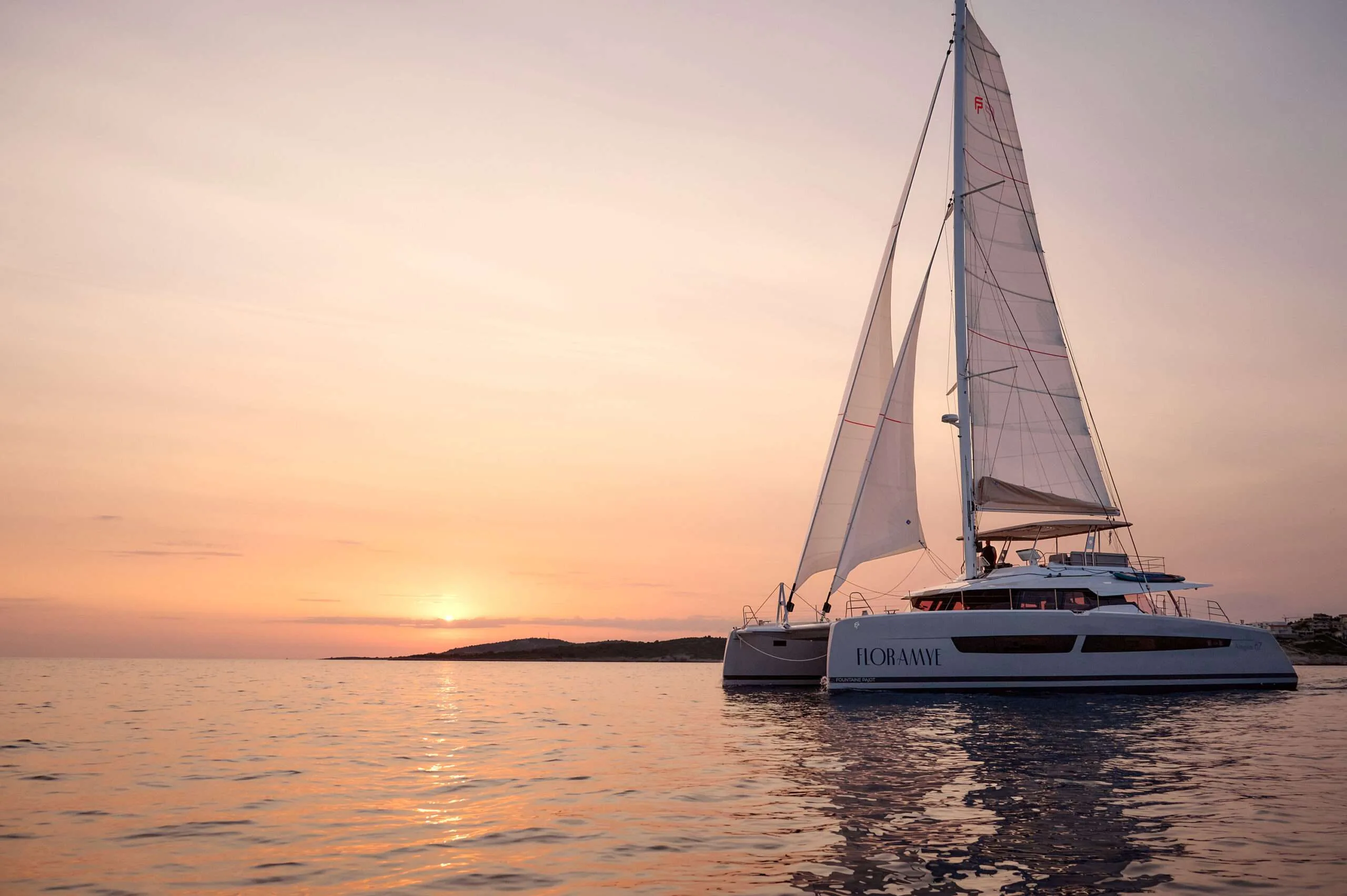 FLORAMYE sailing with sunset in the background